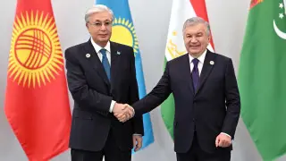 Мирзиёев Ташкенттегі конгресс-орталықта Тоқаевты қарсы алды