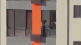 Шымкентте биіктен секірмек болған қызды куәгерлер құтқарып қалды: видео