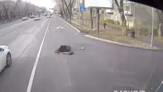 Алматыда автобус жүргізушісі телефонға қараймын деп қызды қағып кеткен