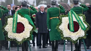 Тоқаев Бейтараптық монументіне гүл шоғын қойды