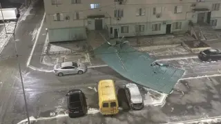 Атырауда дауыл соқты: шатырлар опырылып, электр сымдары үзілді