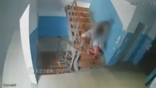 Екібастұзда кіреберістегі жантүршігерлік жағдай видеоға түсіп қалды