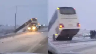 Шахтинск маңында 50 адам мінген автобус күтпеген жағдайға тап болды