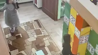 Жылап, үйге апарар жолды іздеген: Сәтбаевта екі қыз балабақшадан шығып кеткен