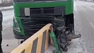 Жүргізуші рөлде ұйықтап кетіп, тасжолдағы қоршауға соғылған