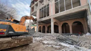 Алматыда төрт қабатты нысан бұзылып жатыр