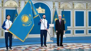 “Жарқын жеңістер күтіп тұрғанына сенімдімін“ - Тоқаев Олимпиадаға баратын спортшыларға Мемлекеттік туды тапсырды