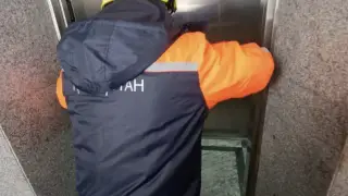 Астанада жаяу жүргіншілер көпіріндегі лифтте жасөспірім қалып қалған