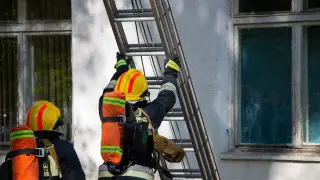 Қарағандыда құтқарушылар бесінші қабаттың терезесіне шығып отырған баланы аман алып қалды - видео