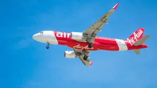 Ұшақ Тынық мұхиты үстінде бағытын өзгертіп, дабыл белгісін берді