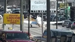 Ұшақ көлік көп жүретін жолға мәжбүрлі қонды: видео