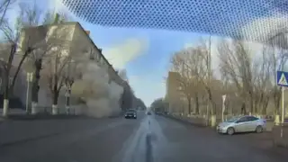 Балқашта тұрғын үйдің бір бөлігі опырылған сәт видеоға түсіп қалды