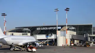 “Бізді үйде балаларымыз күтіп отыр“: қазақстандық дәрігерлер Израильде қалып қойды