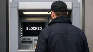 Банк алаяқтардың кесірінен ақшаңызды бұғаттады: оны қалай қайтаруға болады?