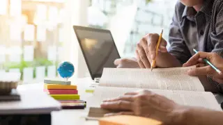 Тоқаев шетелдік жоғары оқу орындарына бөлінетін мемлекеттік грант құнын қайта қарастыруды тапсырды