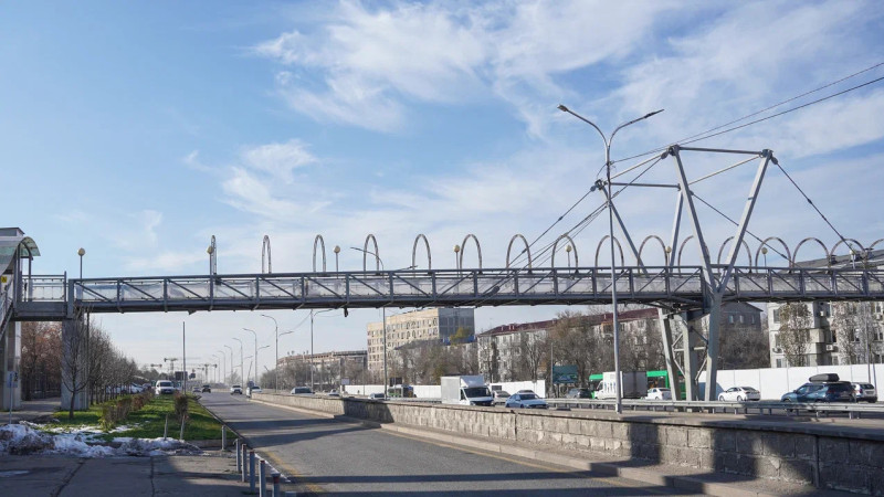 Алматыдағы Тұңғыш Президент паркіне қарсы орналасқан көпір 
Фото ©Tengrinews.kz / Болат Айтмолда