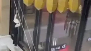 Жасөспірім биіктен секіріп, орталықтың шатырын тесіп өтті: видео