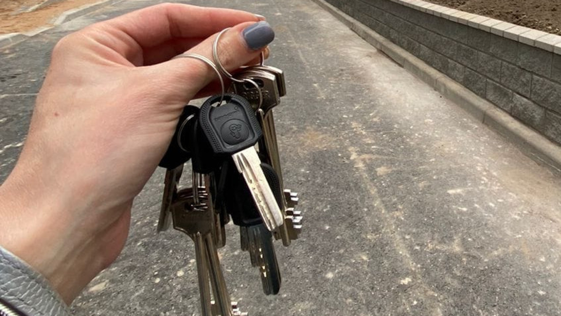 “Пәтер кілтін алыңыз“. Полиция алаяқтардың жаңа әдісі туралы ескертті