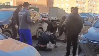 Қостанайда полицейге шабуыл жасалған сәт видеоға түсіп қалды