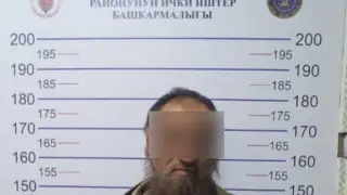 Қырғызстанда ер адам балаларға ине салынған кәмпиттер таратқан: ол ұсталды