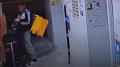 Алматыда курьердің оғаш әрекеті видеоға түсіп қалды