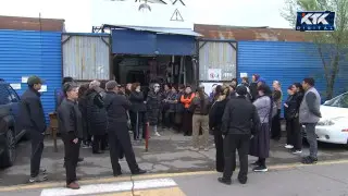 Алматы барахолкасындағы жанжал: 300-ден аса кәсіпкер контейнерден шығудан бас тартты