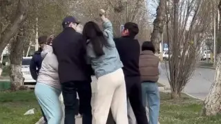 Аутизмі бар балаларға тіл тигізген блогер Қостанайда төбелес шығарды - видео