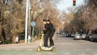 Үш метрге ұшып кетті:  Алматыда самокат мінген адам қызды қағып, қашып кеткен