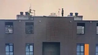 Астанада тұрғын үй шатырына шығып алған жігіттің оқиғасы: сот шешімі шықты