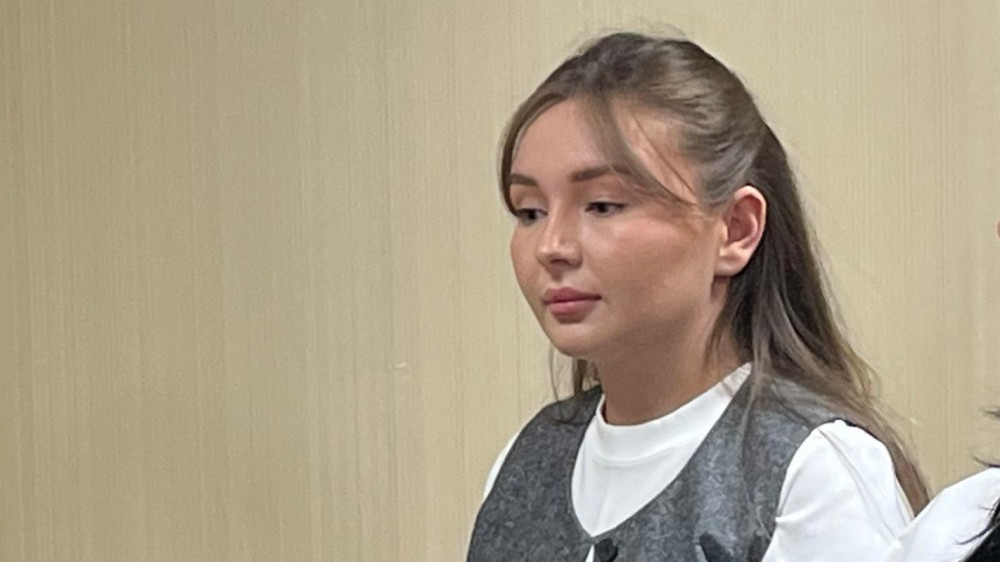 Блогер Жанәбіловтің әйелі соңғы сөз айтуға келмеді: сот екі сағат уақыт берді