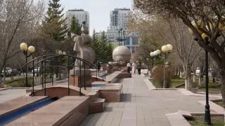 Плиткалар сынған, шамдары жоқ: Астана орталығындағы аллеяның қазіргі көрінісі қандай?