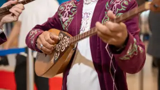 Ақтөбеде домбыра туралы даулы мәлімдеме жасаған ер адам қамауға алынды