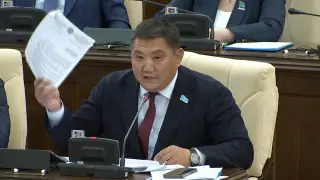 “Білуіміз керек“: Депутат Базарбек “жағымсыз“ құжатты көрсетті