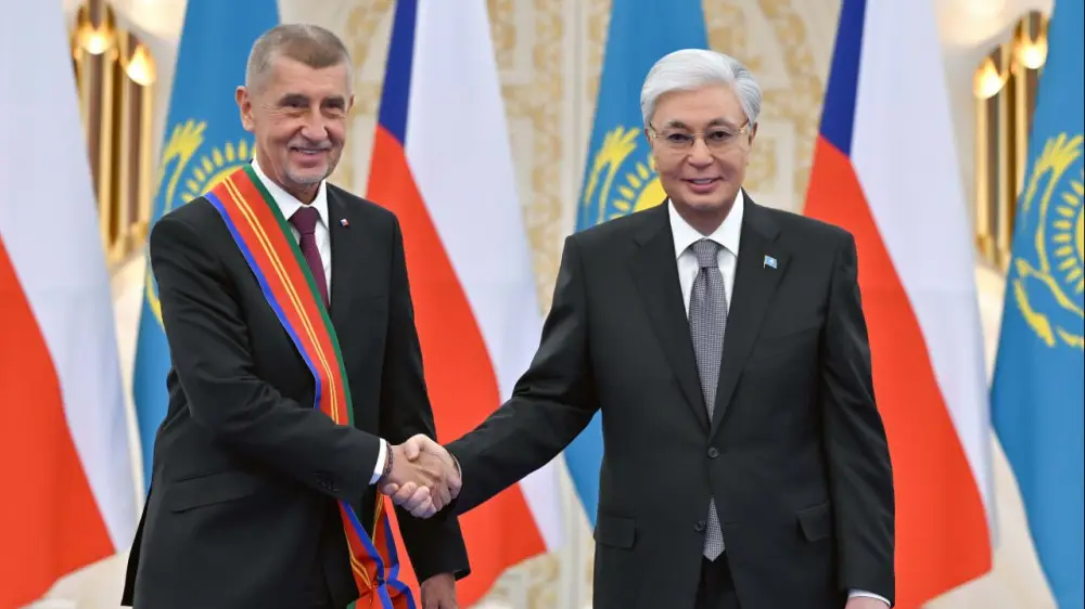 Токаев наградил премьер-министра Чехии орденом