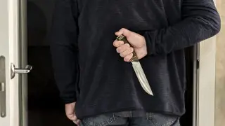 Алматыда экс-полицей бірге тұратын әйелін пышақтап өлтірген: марқұмның туыстары “аффект жағдайына“ сенбейді