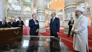 Бауырлас өзбек елінің тартуы. Тоқаев Мирзиёевпен Түркістандағы жаңа мешітті аралап көрді