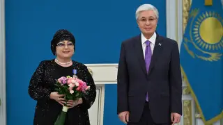 Тоқаев танымал қазақстандық әртістерге ордендер мен медальдар табыс етті