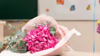 Оқу-ағарту министрлігі мұғалімдерге гүл сыйлауға рұқсат бермек