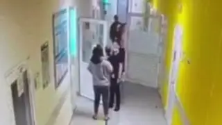 Алматыдағы ауруханада медицина қызметкері мен пациент арасындағы төбелес видеоға түсіп қалды