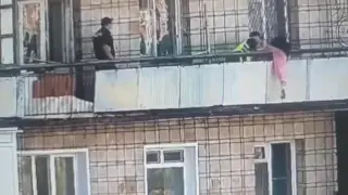Соңғы сәтте үлгерді: Степногорскіде қызды құтқару сәті видеоға түсіп қалды