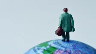 Еңбек мигранттарының ақша аударымдары: Қазақстан көрші елдермен салыстырылды