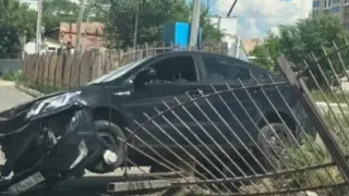 Педальді шатастырып алған: Қарағандыда болашақ жүргізуші емтихан тапсыру кезінде қоршауды қиратты