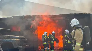 Шымкентте қойма өртенді: екі адам зардап шекті