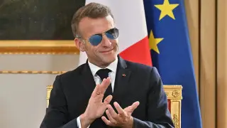 Макрон ресми іс-шараға тағы да қара көзілдірікпен келді