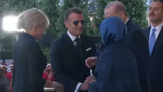 Түркия бірінші ханымының қолын сүймек болған Макрон ыңғайсыз жағдайға қалды