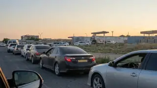 Ақтауда жүргізушілер газ тапшылығы мен ұзын-сонар кезекке қайта шағымданды