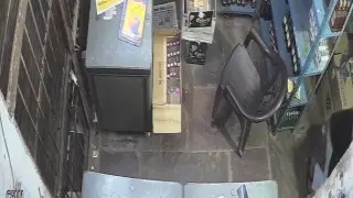 Үндістанда қабылан шарап дүкеніне кіріп, үш адамды жарақаттаған