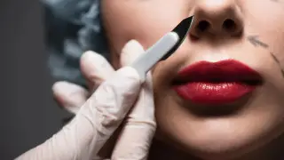 Хирург қазақстандық қызға сәтсіз жасалған ерін үшін ақша төлейтін болды