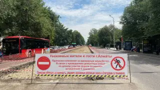 Алматыда LRT үшін бағандарды бұза бастайды: байланыс пен жарық не болмақ?
