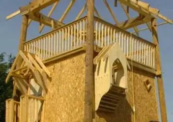 Британская компания построила для русского мальчика трехэтажный дом на дереве